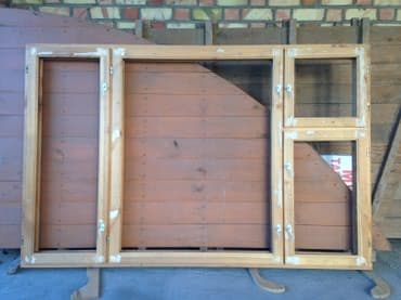 Двери и комплектующие: Продаю деревянные окна без стёкол. новые 3 шт. Вместе с фурнитурой — 6