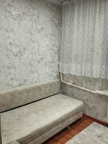 4х комнатную квартиру: - Отделка: светлые стены с текстурными и цветочными обоями, потолочные — 2