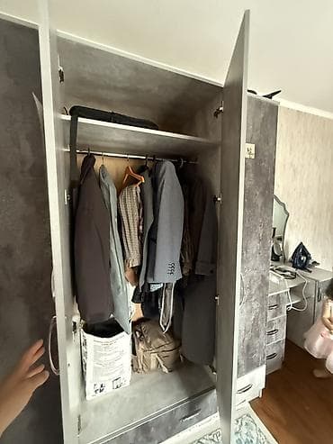 Уктоочу бөлмө гарнитурлары: Спальный гарнитур в современном серо-графитовом исполнении под бетон — 6