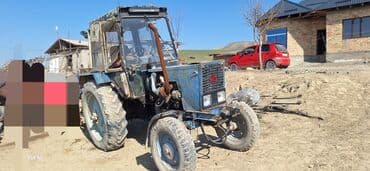 бу шины на трактор: Трактор синего цвета, оснащенный кабиной для оператора, обеспечивающей — 4