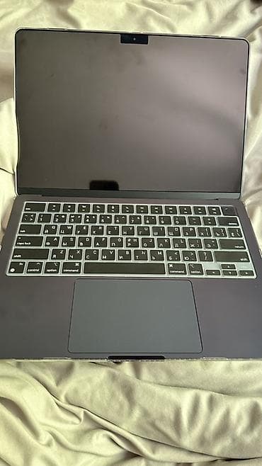 apple laptop: Apple MacBook Air with Apple M2 chip(256gb ssd) 13.6- inch, темно — 4