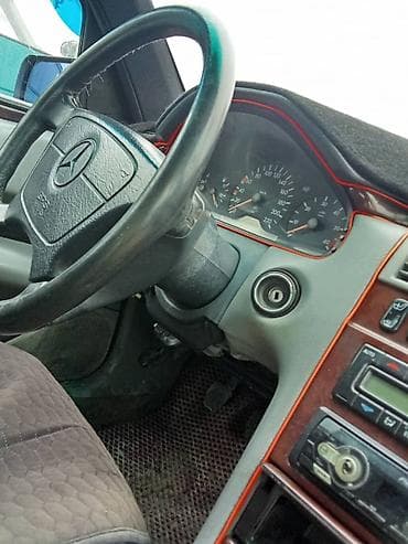 Транспорт: Mercedes-Benz E-Class: 1996 г., 3.2 л, Механика, Газ, Седан — 2