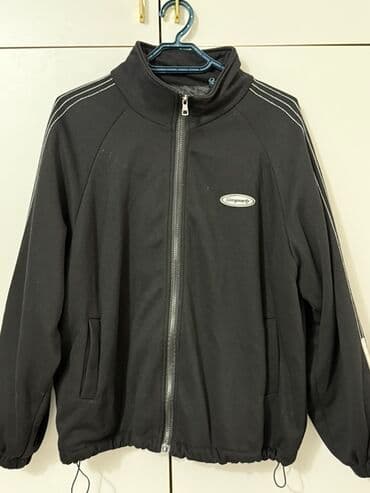 Спортивная куртка/ветровка черного цвета на молнии. Характеристики: -