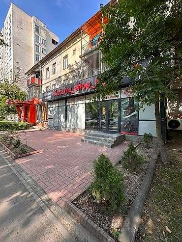 Продается коммерческое помещение по первой линии По Молодой Гвардии