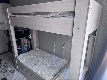 bunk bed: Двухъярусная кровать из ЛДСП в светлом древесном оттенке. - Верхний — 2