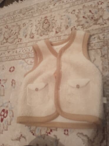 шуба желет: Детский жилет из мягкого флиса/шерсти цвета айвори с бежевой — 1