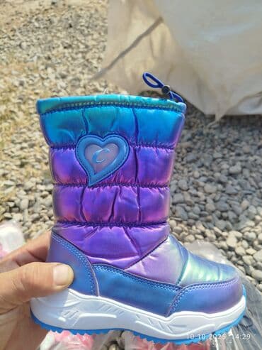 детская обувь для девочек: Детская обувь разных моделей и расцветок: - Утеплённые ботинки-дутики — 12
