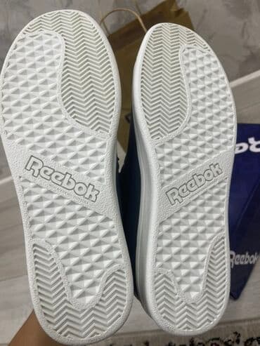 искры для обуви: Кроссовки Reebok, низкие, серого цвета с белой подошвой и логотипами — 4