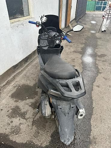скутерето: Скутер городского типа, черный цвет. Основные особенности: - — 4