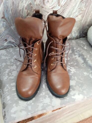 Продаю женские полуботинки
женские демисезонные 
отличное состояние
