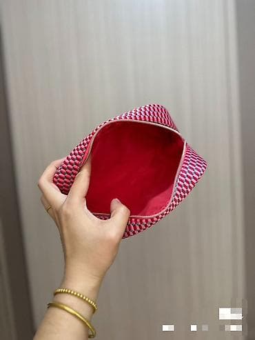 Продаю косметичку Bulgari
Новые 
Есть 2 вида — 4