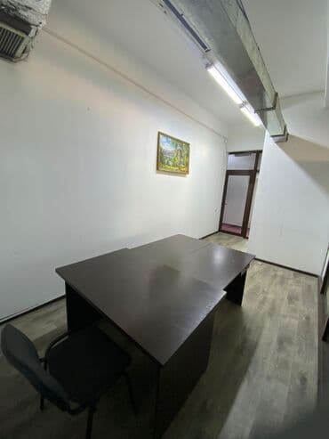 Сдаю Офис, 20 м², В торговом центре, 1 линия