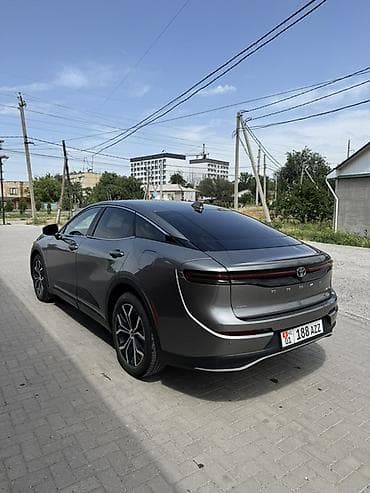 2 8: Toyota Crown: 2023 г., 2.5 л, Вариатор, Гибрид, Лифтбек — 4