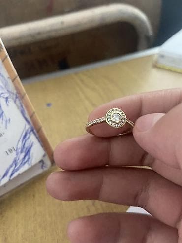 чешская бижутерия класса люкс: Золотистое изящное кольцо с круглой центральной вставкой - Дизайн — 1