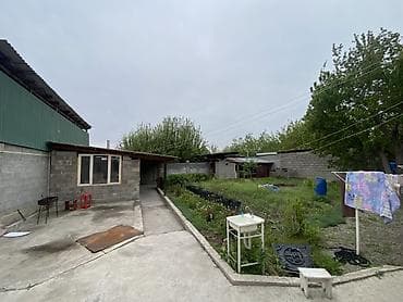 5: Продаётся жилой дом с ограждённым двором и хозпостройками. Площадь — 2