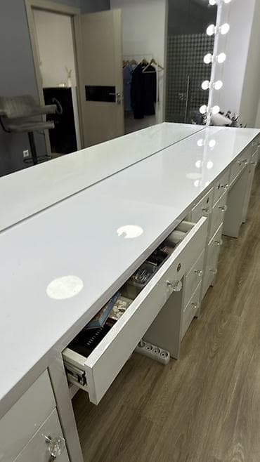 зеркала для макияжа: Освободится 30 апреля! Гримерный стол с большим зеркалом и подсветкой — 4