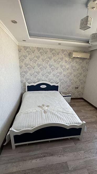 Полутороспальные кровати: Кровать двухспальная с изголовьем и изножьем в классическом стиле. - — 3