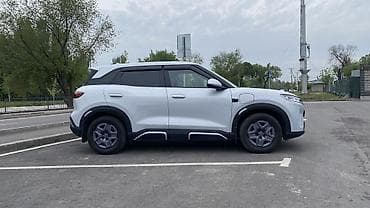 белую меховую накидку: BYD Yuan Up: 2025 г., 0.1 л, Автомат, Электромобиль, Кроссовер — 3