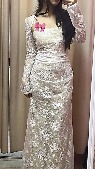 Платья: Длинное кружевное платье в молочном оттенке. - Силуэт: прилегающий — 1