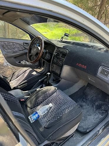 jaguar xf: Toyota Avensis: 1998 г., Седан — 5