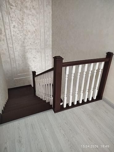 ленточный фундамент: Металлическая лестница Для дома, Форма лестницы: Г-образная, Стиль: Классический — 2