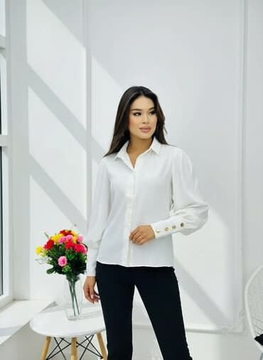 Белая женская блузка классического кроя с длинными рукавами и