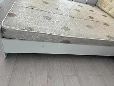 отдам кровать: Двуспальная кровать с мягким изголовьем и матрасом. - Размер — 1