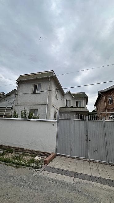 Продаётся двухэтажный жилой дом с закрытым двором и капитальным at lalafo.kg Продаётся двухэтажный жилой дом с закрытым двором и капитальным