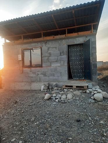 Небольшой одноэтажный домик/хозпостройка из шлакоблока