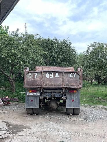 Самосвал ЗИЛ (классический советский грузовик) с металлическим — 5