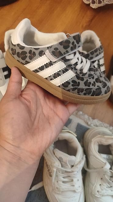 Детская обувь: Детские кеды (парами), два варианта дизайна: - Бело‑серые с черными — 2