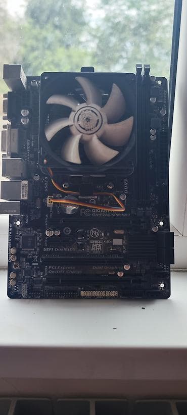 Материнская плата Gigabyte GA-F2A88XM-HD3 (microATX) с установленным