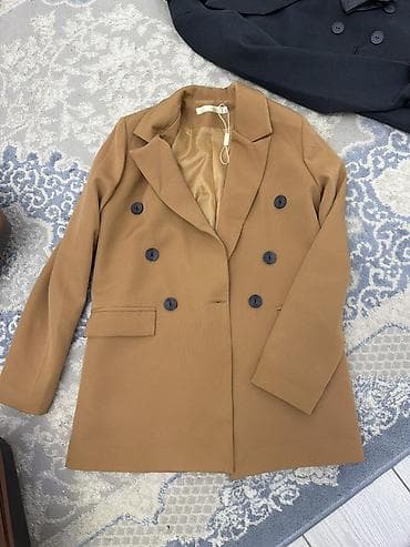 Двубортное женское пиджак цвета кэмел. - Классический прямой крой