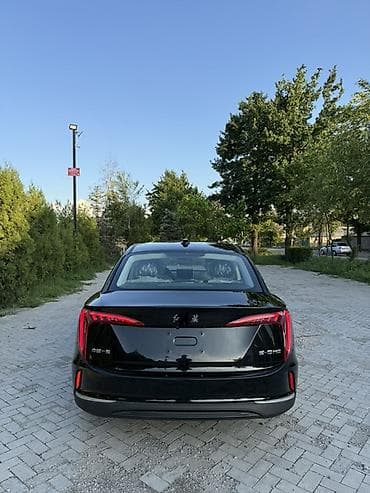 gak aion s: Hongqi EQM-5 седан бизнес‑класса Запас хода - 430 км по факту 400 км — 6