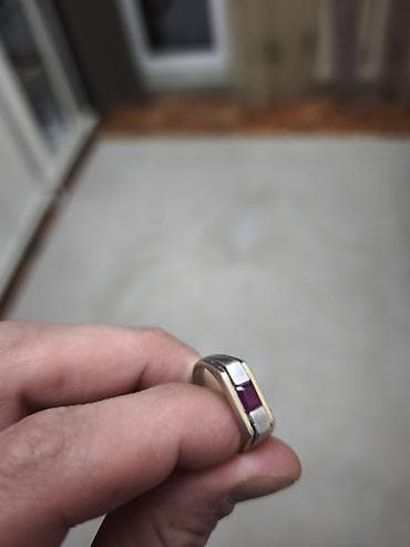 Свадебные платья: Продаю смешанное по драг металлу кольцо с красным рубином, основа — 1