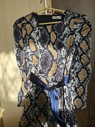 apple whatch 6: Платье макси с поясом и принтом под змеиную кожу. - Длина: макси — 6