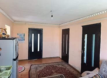 дом барачного типа: Дом с участком - Одноэтажный кирпичный дом с двускатной крышей — 4