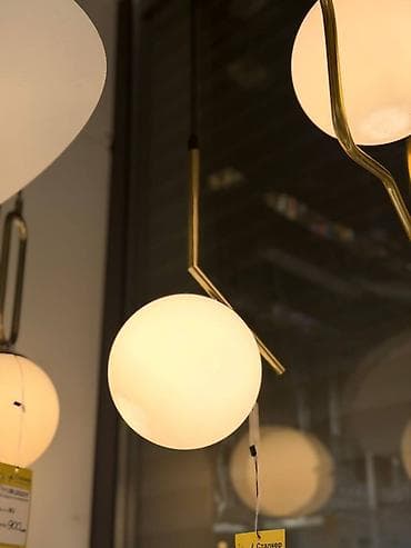 study lamp: Подвесной светильник с матовым белым шаром и латунной арматурой. - — 1