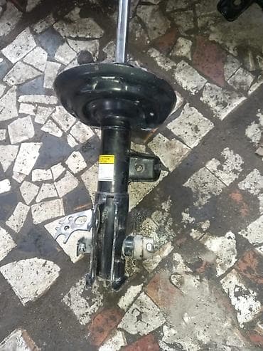 Автозапчасти: Передний амортизатор Toyota 2018 г., Б/у, Оригинал, Япония — 5