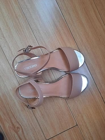 Босоножки, сандалии, шлепанцы: Босоножки, 37, T.Taccardi, Б/у, цвет - Бежевый, Самовывоз — 1