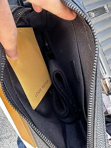 Сумкалар: Сумка Louis Vuitton, черная, из текстурированной кожи. Компактный — 4