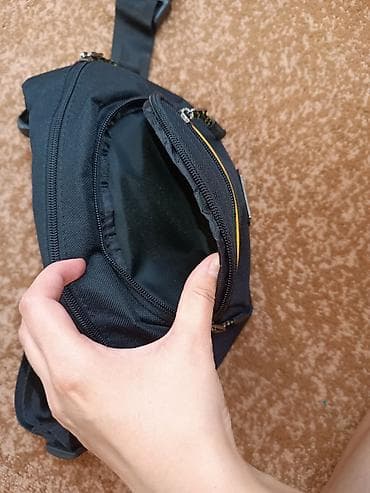 Сумкалар: Продаю сумку-бананку! Цвет черный, имеется 4 внешних кармана, 1 — 6