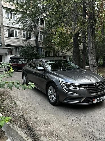 e klass: Стильный седан в сером цвете с современным и узнаваемым дизайном — 3