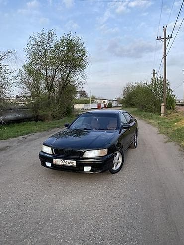 Черный седан бизнес-класса 90-х годов. Основные особенности: - Кузов