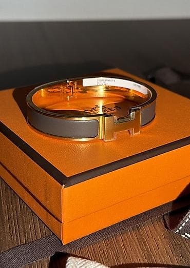 Личные вещи: Браслет Hermès Clic H (Etain, матовый), золочёная фурнитура - Модель — 1