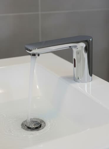 смисители: Сенсорный смеситель для раковины с хромированным покрытием. Оснащен — 1