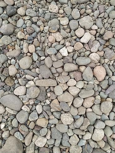 Галька/речной камень фракции смешанной (примерно 10–70 мм). Округлые и