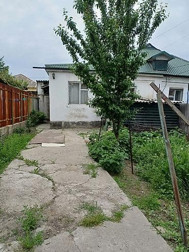 Үйлөр: Срочно продаётся полдома Участок 2,5 сотки. Район Красного — 2