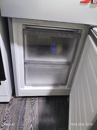 Микроволновки: Холодильник с нижней морозильной камерой, серебристый, трехдверный — 1