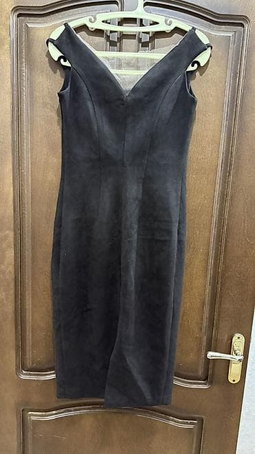 бархатные платья: Классное Черное платье-футляр миди с баской и чокером - Силуэт — 1